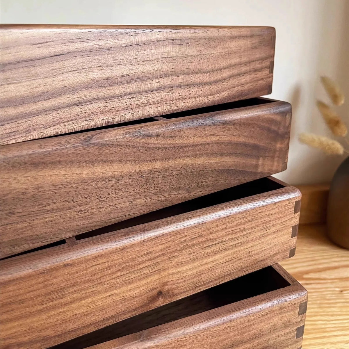 boîte compartiments bois marron foncé minimaliste respectueuse environnement réutilisable articles divers rangement moderne