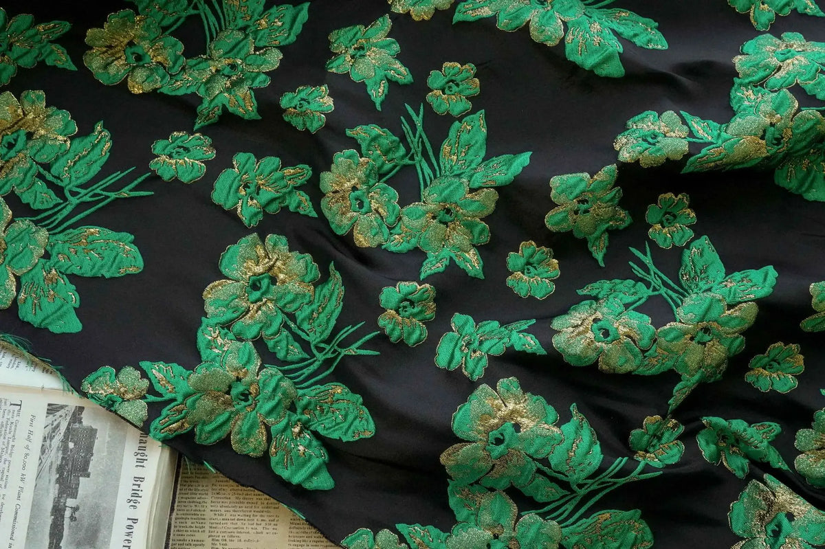 tissu polyester brodé fleurs relief noir vert bleu doré résistant opacité jacquard 165cm fleuri