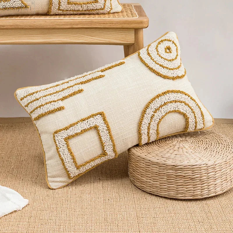 coussin carré rectangulaire beige motifs géométriques dorés pompons chambre salon déco