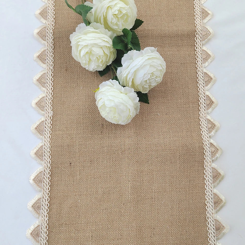 Nappe de table en lin blanc avec motif uni sur une table de fête