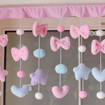 décoration fenêtre porte rose bleu clair étoiles nœuds papillons cœurs pompons semi transparent doux