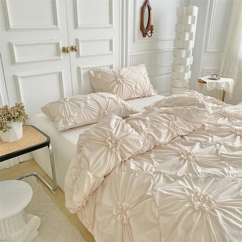 Housse de couette en couleur beige dans une chambre décorée