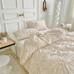 Housse de couette en couleur beige dans une chambre décorée
