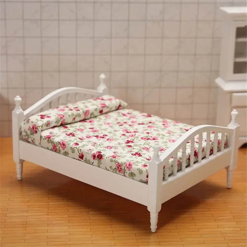 meubles miniature maison poupée lit table chevet bois classique blanc marron tissu floral tiroirs
