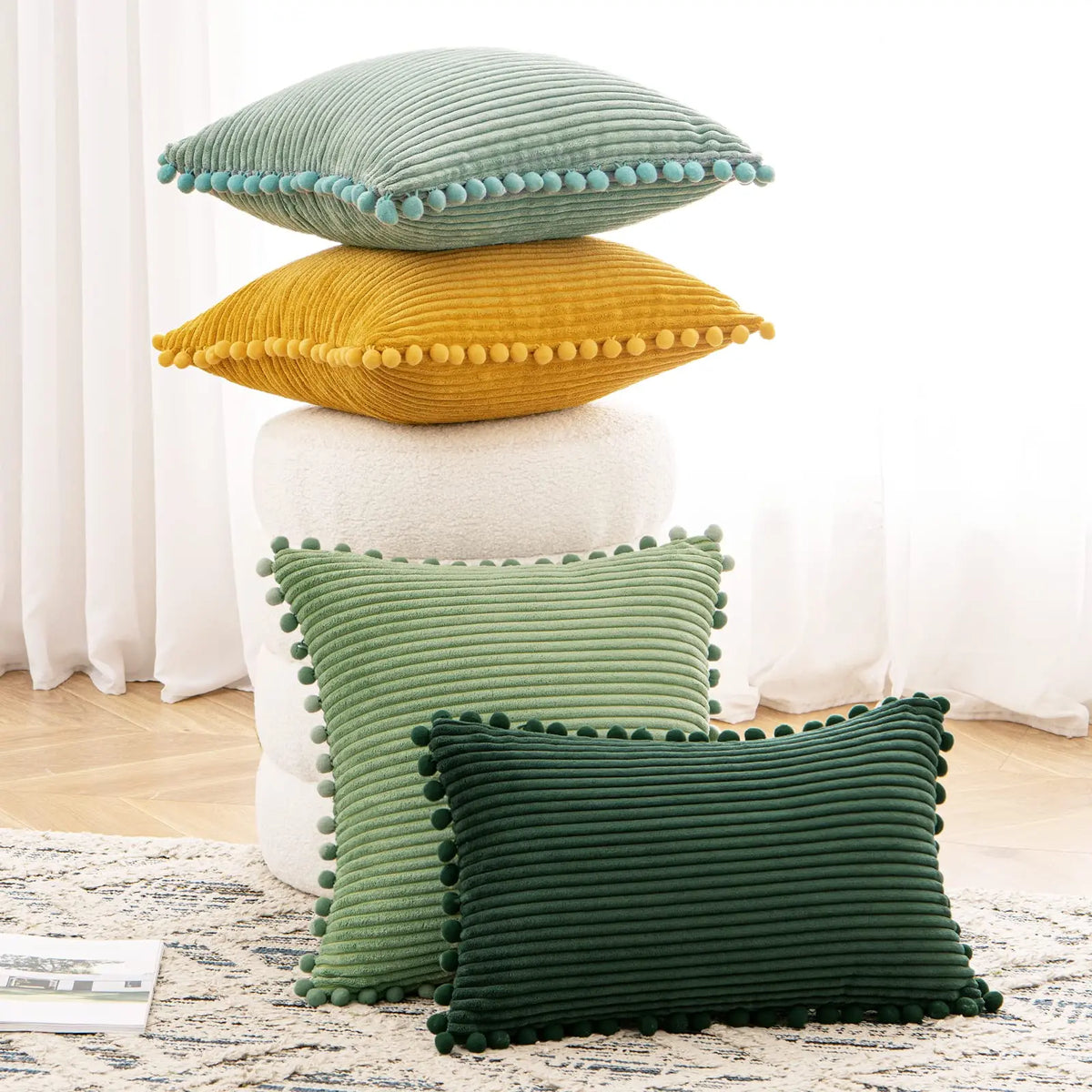 coussins décoratifs modernes rayés pompons housses velours côtelé polyester 45x45cm vert jaune beige opaques