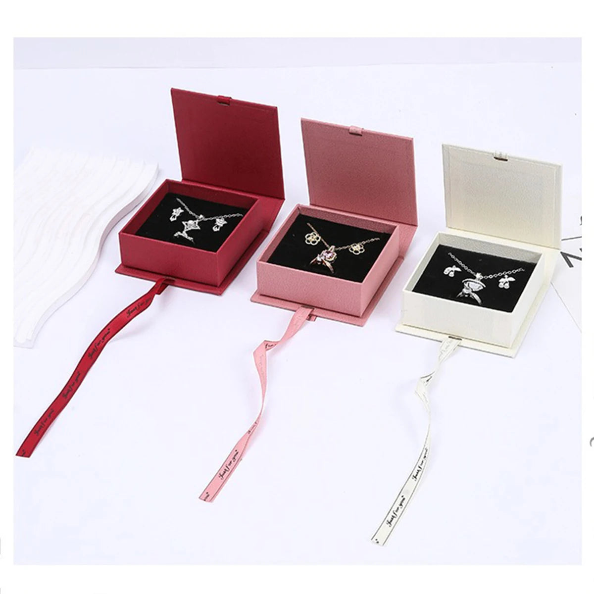 colliers bracelets bijoux velours noir classique vert rouge blanc porte bijoux organizer emballage