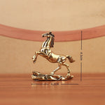 décoration intérieure statuette cheval doré détails fins sculpture cuivre opaque moderne salon