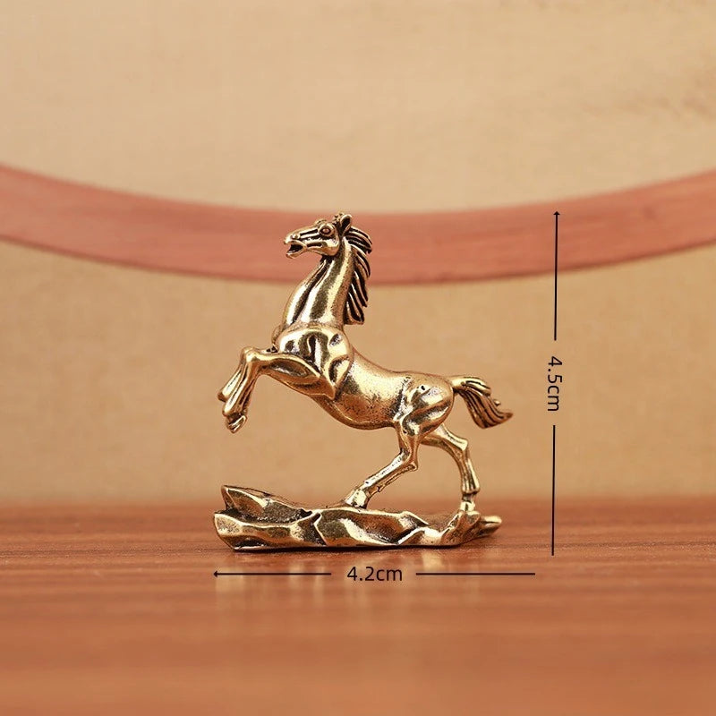 décoration intérieure statuette cheval doré détails fins sculpture cuivre opaque moderne salon