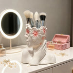 supports rangement pinceaux maquillage buste féminin fleurs décoratives miroirs palettes maquillage accessoires beauté salle