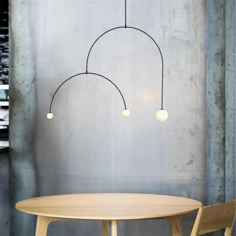 lustre suspension moderne minimaliste sphères blanches verre dépoli noir blanc lampe salon cuisine salle