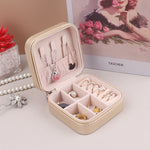 boîte bijoux zippée velours rose pâle moderne élégante femme bracelet boucles doreilles collier montre