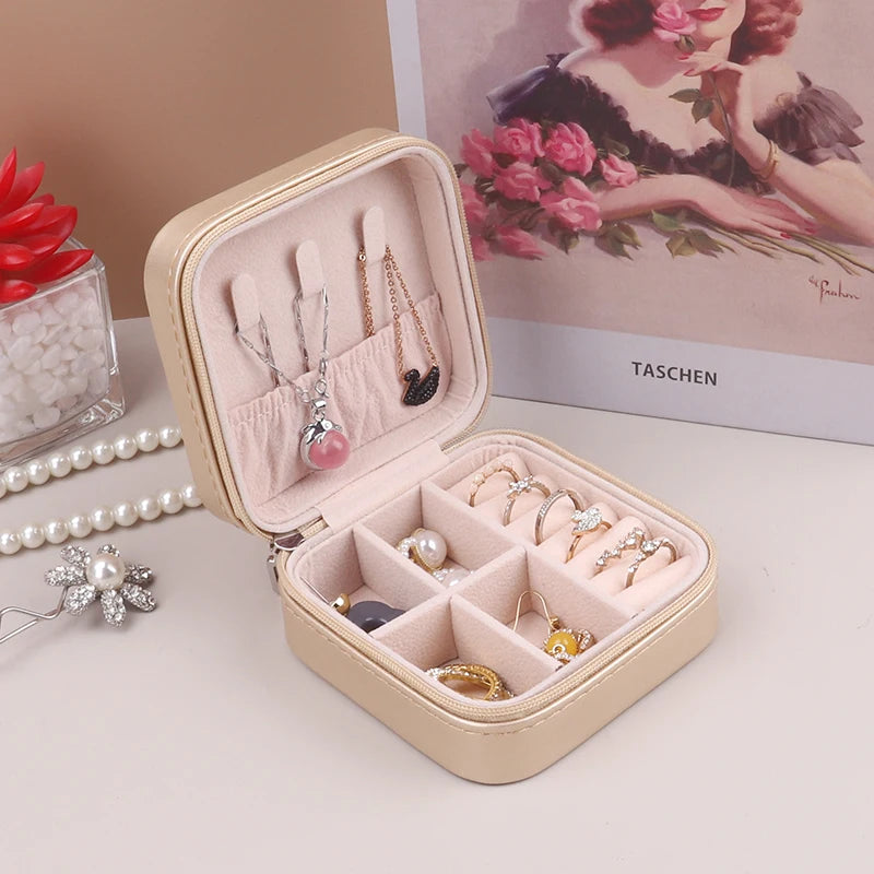 boîte bijoux zippée velours rose pâle moderne élégante femme bracelet boucles doreilles collier montre