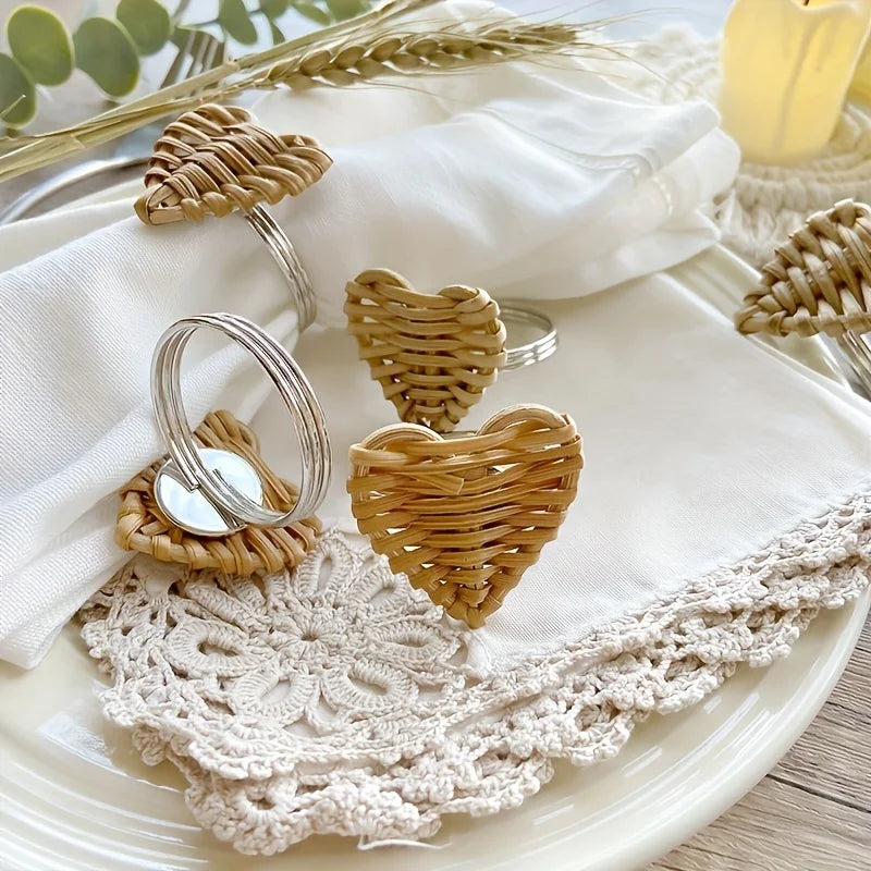 porte serviettes tressés rustique bohème nappes blanches vertes assiettes fleurs eucalyptus