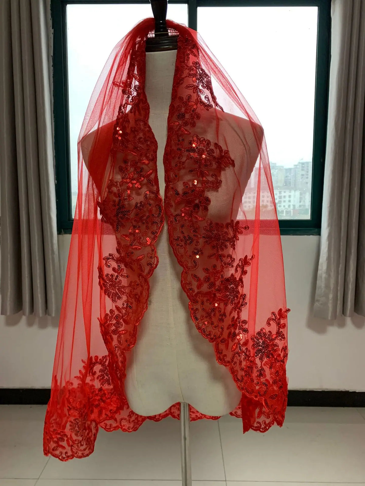 voile mariée femme longueur épaule rouge motif floral dentelle élégant opacité écharpe inclusion fixations