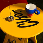 table basse moderne jaune rouge graphismes lettres forme abstraite contemporaine original ludique