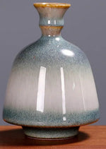 Ce vase en céramique peint à la main présente une belle combinaison de couleurs douces et une forme élégante, faisant de lui un élément décoratif unique et harmonieux dans n'importe quel intérieur.