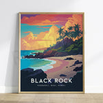 Une plage tropicale au coucher de soleil avec des palmiers et des rochers sombres, illustrant le paysage de Black Rock à Kaanapali, Maui, à Hawaï.