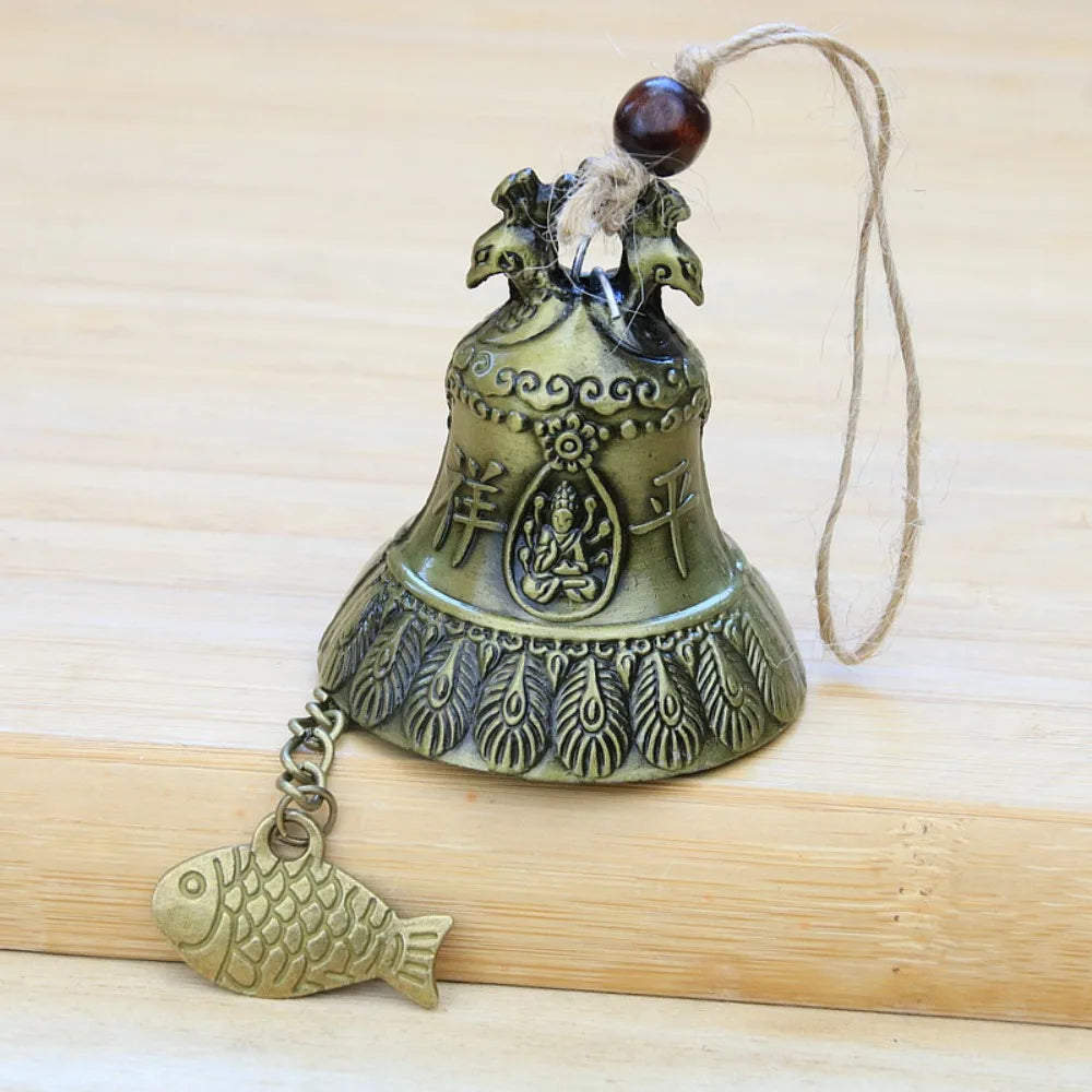 cloche décorative artisanale bronze relief floral animaux symboles chaîne poisson fixations murales vintage