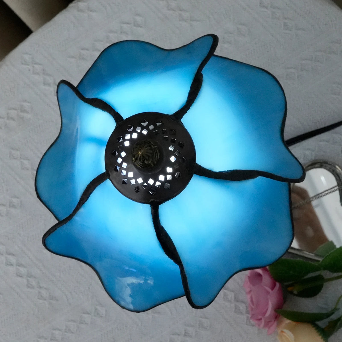 lampe table art nouveau tiffany bleu bronze verre texturé fleurs stylisées moderne
