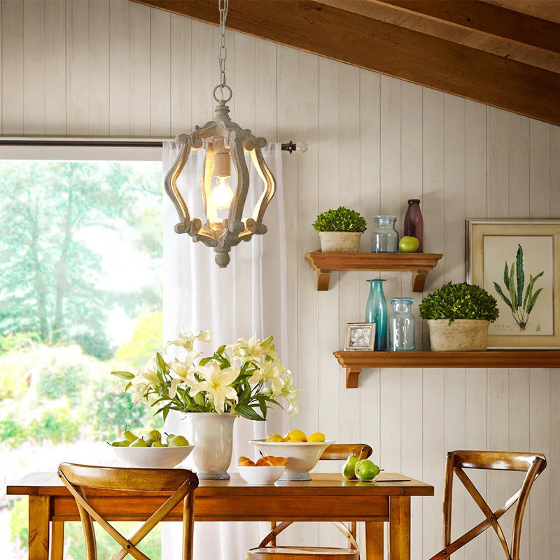 suspension lumineuse bois ornements sculptés finition rustique classique vintage blanc beige salle manger restaurant