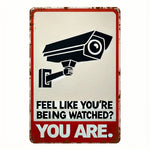 plaque métallique vintage humour caméra surveillance texte feel like being watched