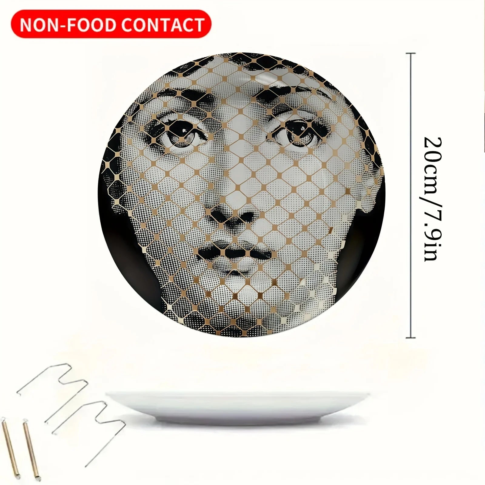 Détail de la texture et de la finition émaillée de l'assiette murale