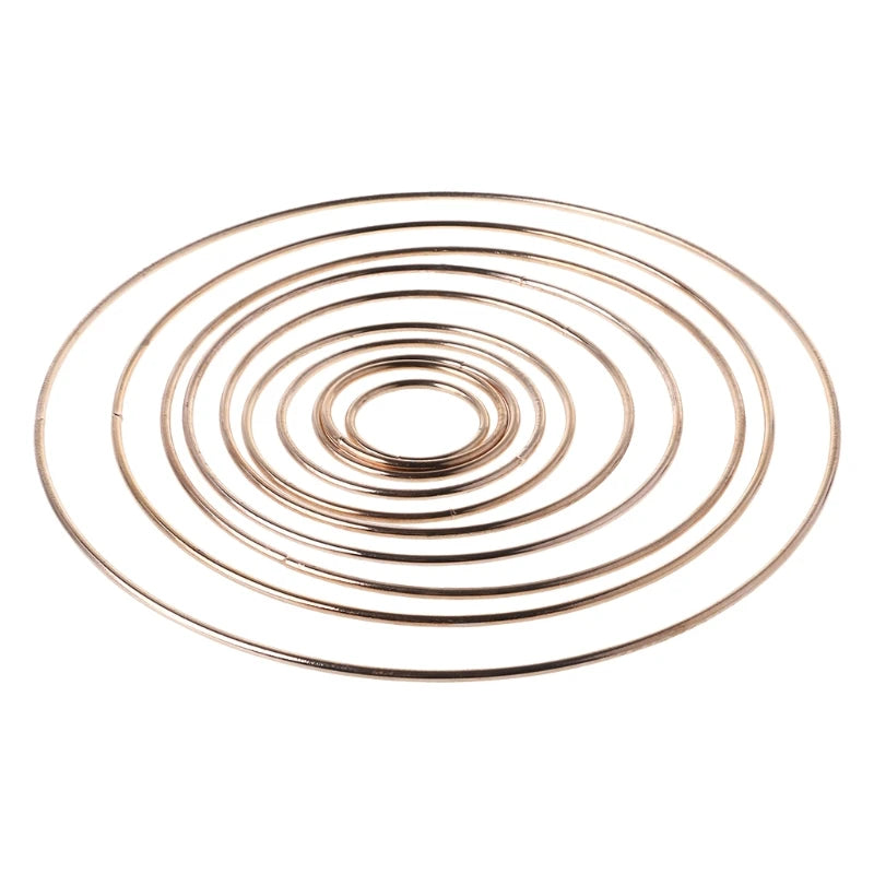 anneaux suspension dorés ronds concentriques métal opaques tailles variées moderneintérieurcoration minimaliste