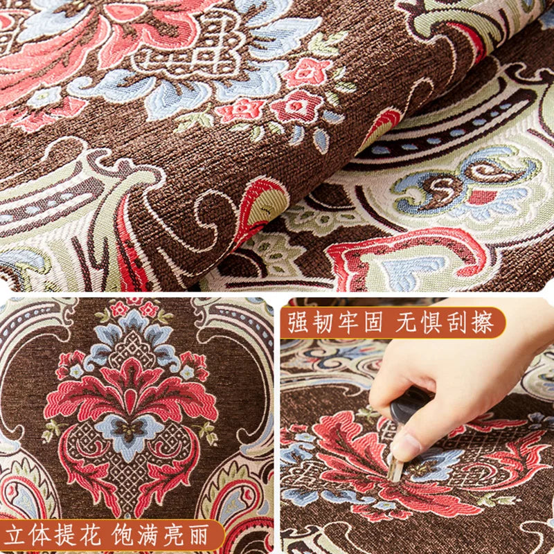 Morceau de tissu décoré de motifs floraux et géométriques dans des tons bruns et rouges.