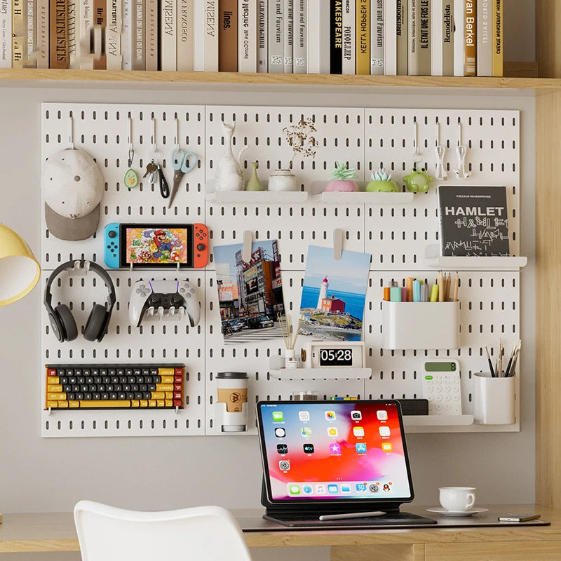 Organisateur mural perforé gris clair avec rangement d'outils