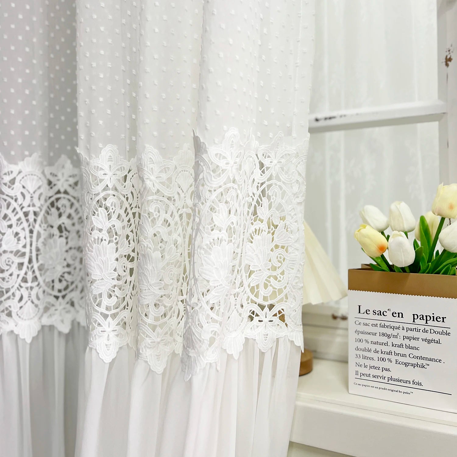 Rideau blanc élégant avec motifs floraux et broderie délicate, idéal pour décorer votre salon ou chambre. Ce rideau offre une ambiance raffinée et lumineuse tout en préservant l'intimité. Parfait pour ajouter une touche de charme à votre intérieur.
