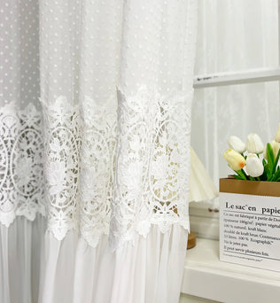 Rideau blanc élégant avec motifs floraux et broderie délicate, idéal pour décorer votre salon ou chambre. Ce rideau offre une ambiance raffinée et lumineuse tout en préservant l'intimité. Parfait pour ajouter une touche de charme à votre intérieur.