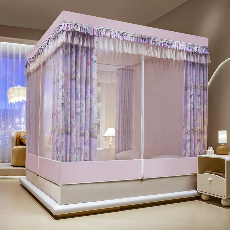 Élégante chambre parée de rideaux violets fleuris, invitant à la détente et au confort.