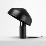 Lampe champignon doré allumée dans un salon moderne