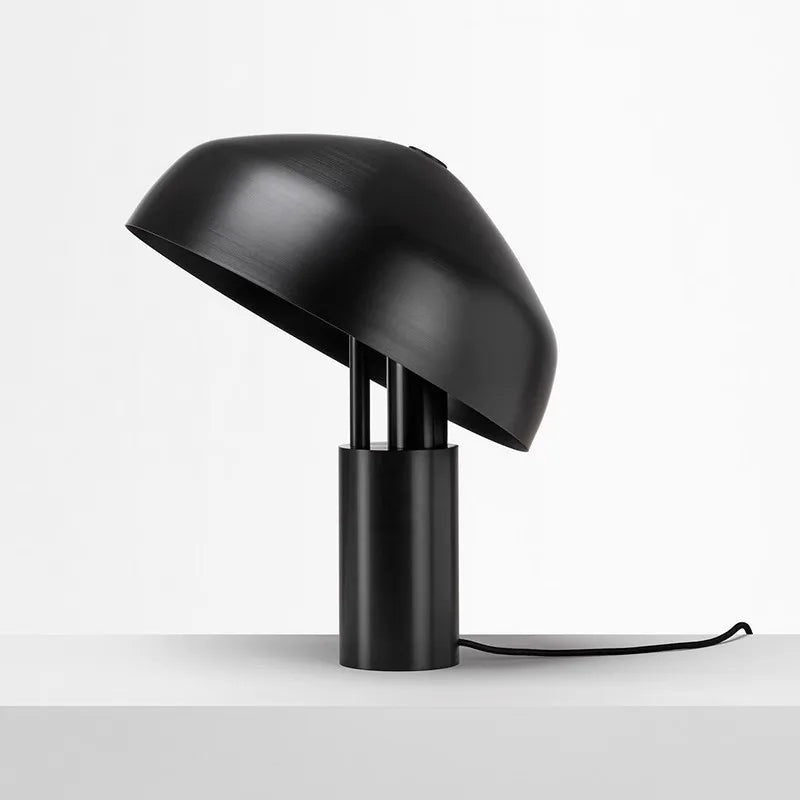 Lampe champignon doré allumée dans un salon moderne