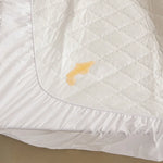 protège matelas imperméable blanc broderie florale classique lit chambre douce confortable