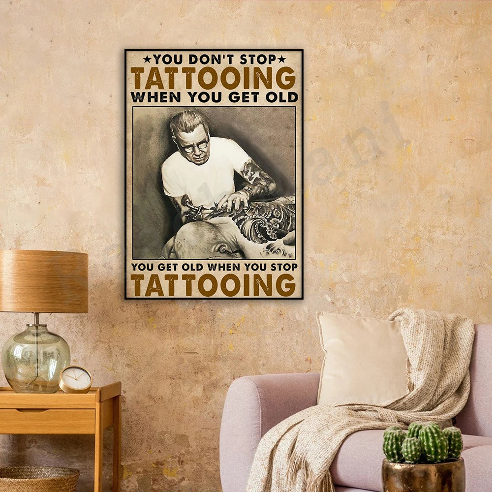 Affiche montrant un homme âgé avec de nombreux tatouages, accompagnée du message "Vous ne vous arrêtez pas de vous faire tatouer lorsque vous vieillissez, vous vieillissez lorsque vous arrêtez de vous faire tatouer".