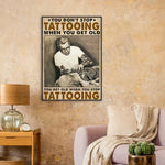 Affiche montrant un homme âgé avec de nombreux tatouages, accompagnée du message "Vous ne vous arrêtez pas de vous faire tatouer lorsque vous vieillissez, vous vieillissez lorsque vous arrêtez de vous faire tatouer".