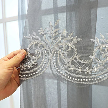 rideau gris clair transparent broderie florale blanche décoratives anneaux métalliques salon chambre classique