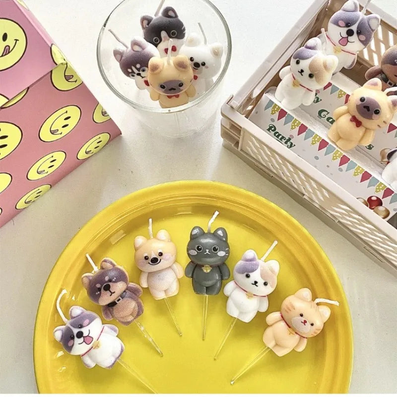 bougies anniversaire animaux forme chien chat cartoon mignon sourires visages beiges gris blancs roses