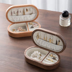 boîte bijoux bois foncé compartiments rangement classique tissu doux intérieur beige