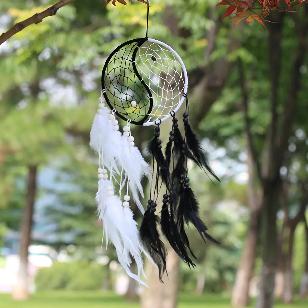 attrape rêves yin yang plumes noir blanc traditionnel moderne salon décoration zen airbnb