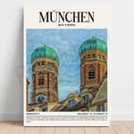 L'image représente deux tours aux coupoles vertes d'un bâtiment architectural impressionnant à Munich, en Allemagne, avec un ciel bleu nuageux en arrière-plan.