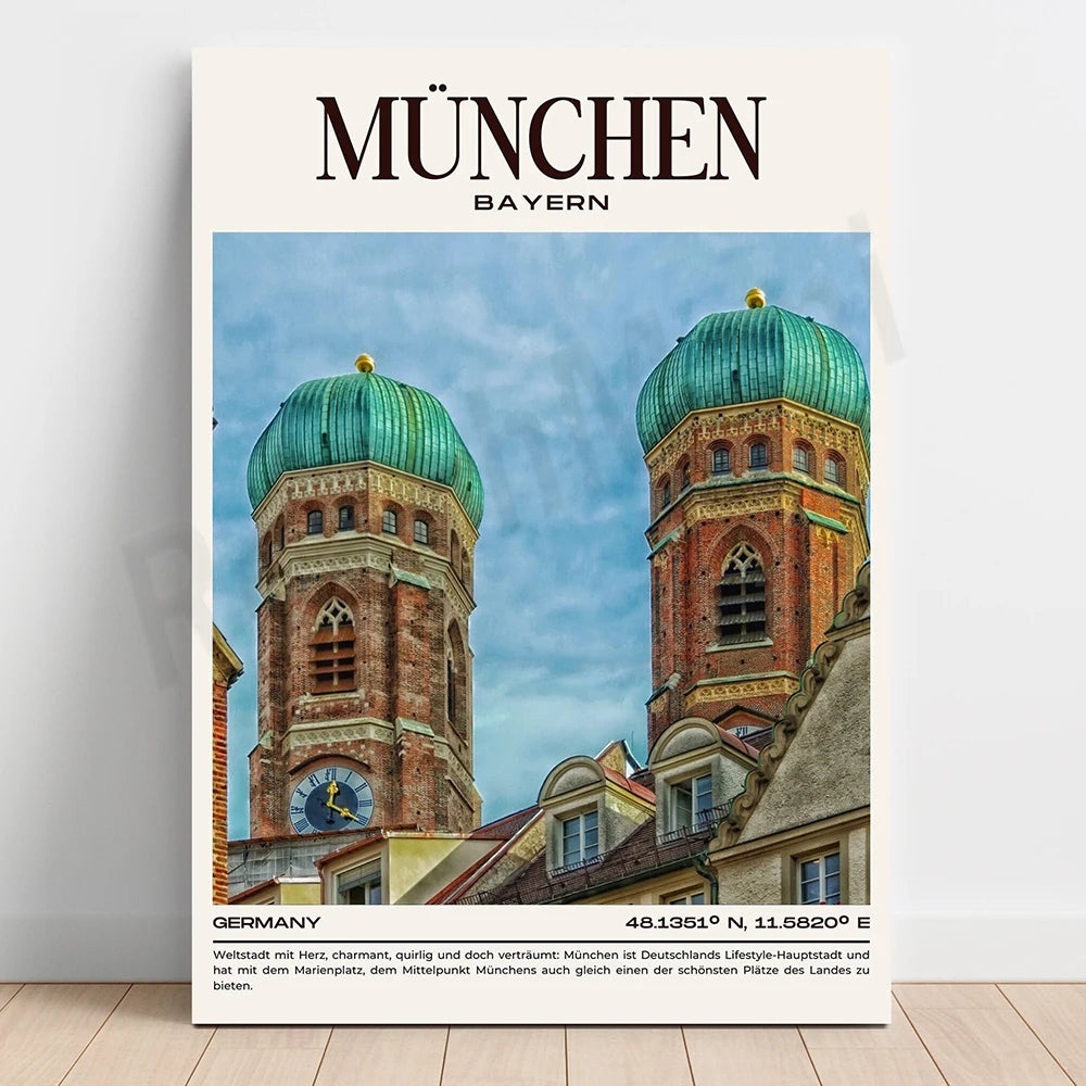 L'image représente deux tours aux coupoles vertes d'un bâtiment architectural impressionnant à Munich, en Allemagne, avec un ciel bleu nuageux en arrière-plan.