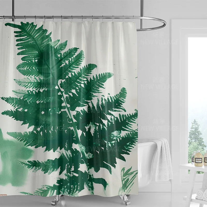 Rideau de douche blanc avec un grand motif de fougère verte stylisée, suspendu devant une baignoire dans une salle de bain lumineuse.