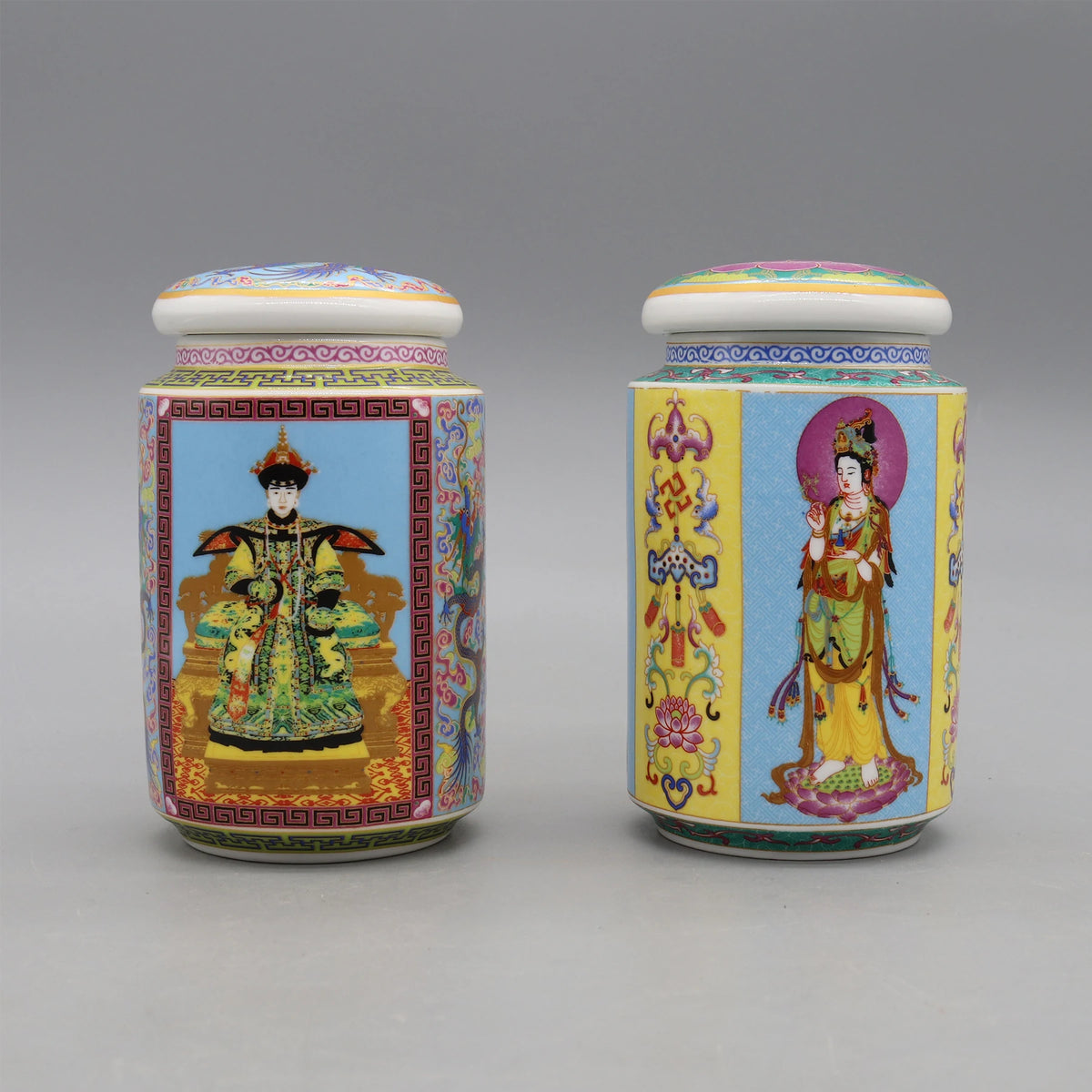 Deux boîtes décoratives en porcelaine peinte à la main avec des motifs et des personnages traditionnels chinois.