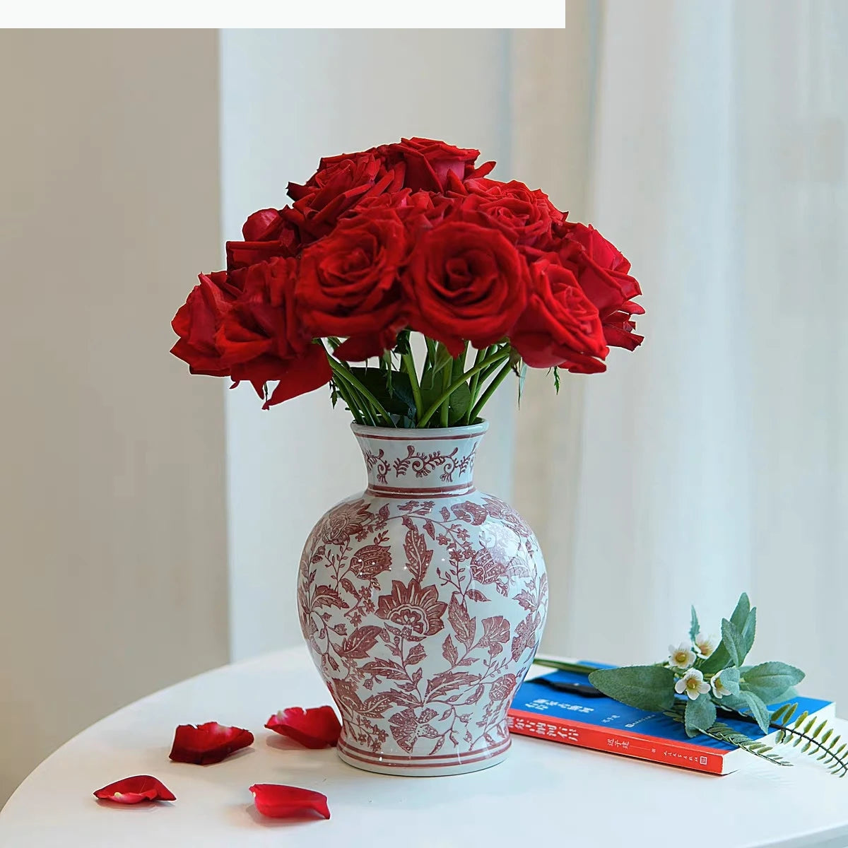 vase blanc rouge fleurs classique arrangement floral opacité décoration maison transparent