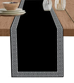 chimene table lin motif grec noir blanc decoratif classique assiettes couverts verres