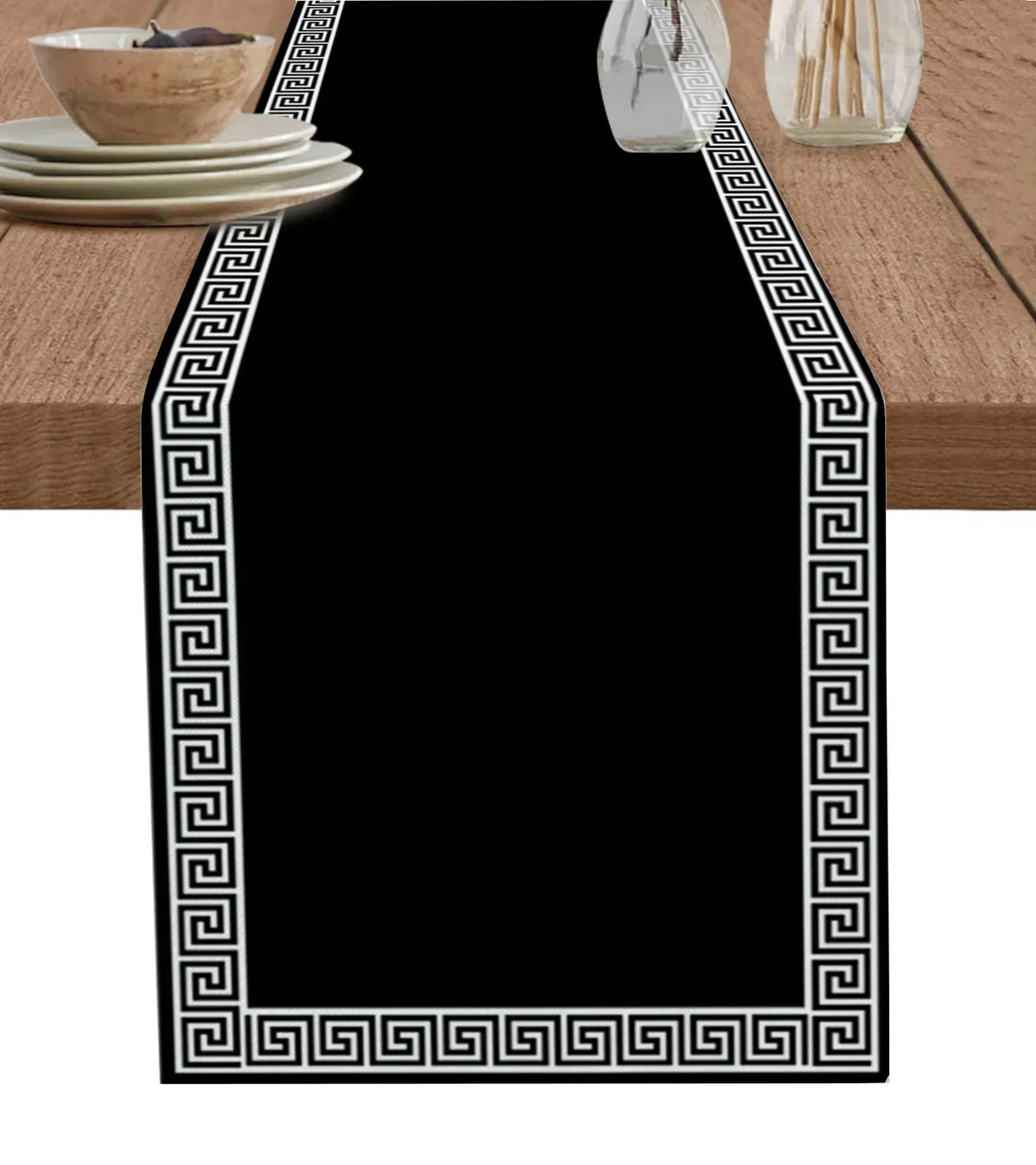 chimene table lin motif grec noir blanc decoratif classique assiettes couverts verres