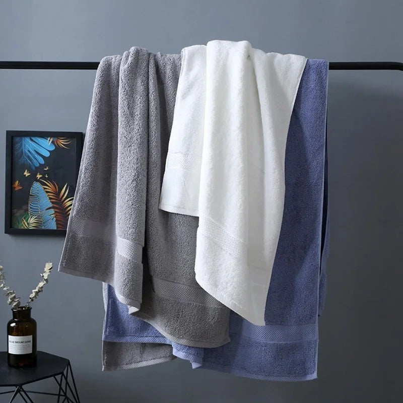 Serviette de bain absorbante dépliée montrant sa texture épaisse et douce