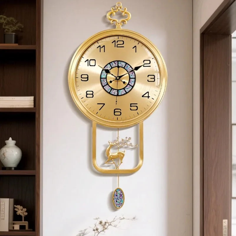horloge murale vintage dorée chiffres noirs motif mosaïque cerf floral classique fixée pendule